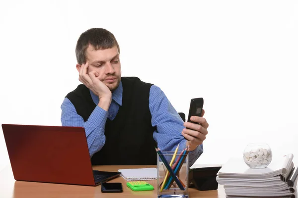Ofis Çalışanı Masada Otururken Telefon Numarasını Çevirir — Stok fotoğraf