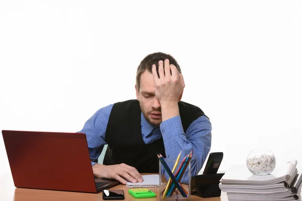 Cansado Exausto Funcionário Escritório Repousa Cabeça Sua Mão Sentado Mesa — Fotografia de Stock