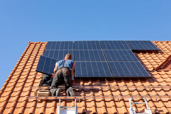 Ochojno Polen April 2020 Arbeiter Installieren Sonnenkollektoren Auf Einem Hausdach — Stockfoto