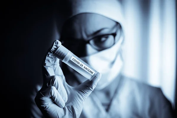 Imagem Conceitual Uma Enfermeira Segurando Receptor Com Vacina Contra Coronavírus — Fotografia de Stock