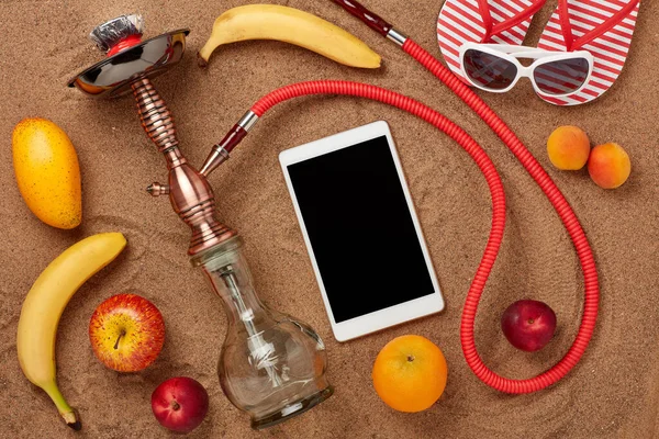 Accessori Spiaggia Narghilè Shisha Frutta Tablet Computer Vuoto Sfondo Sabbia — Foto Stock