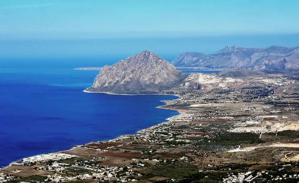 Θέα Της Πόλης Του Νησιού Της Μεσογείου Στα Βόρεια Του — Φωτογραφία Αρχείου