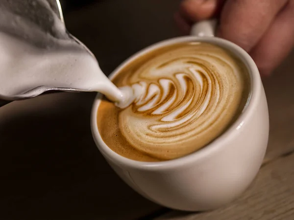 Dekat Tangan Barista Membuat Kopi Latte Atau Cappuccino Menuangkan Susu — Stok Foto