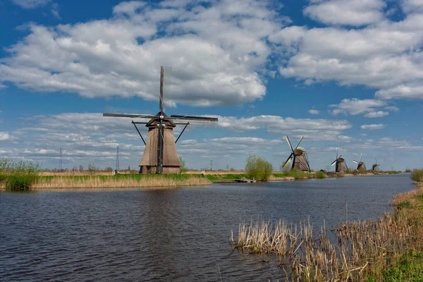 Krajobraz Jednym Starym Tradycyjnym Holenderskim Wiatrakiem Nad Rzeką Parku Kinderdijk — Zdjęcie stockowe