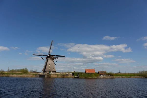 有名な観光地で風車のあるオランダの農村風景 Kinderdijk Europe — ストック写真