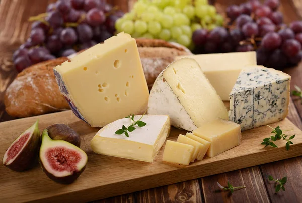Peynir Tabağında Çeşitli Peynirler Korkaklar Üzümler — Stok fotoğraf
