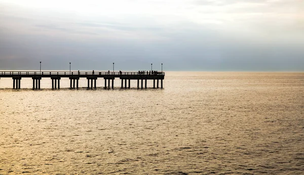 日落或日出时在海上有海浪的长码头 波罗的海有海景 — 图库照片