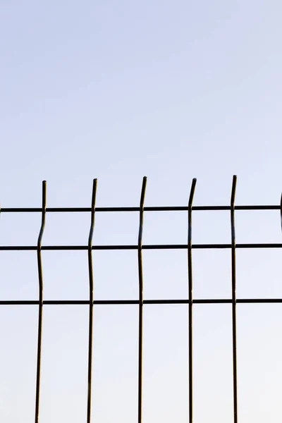 青い空の背景を持つ有刺鉄線フェンス — ストック写真