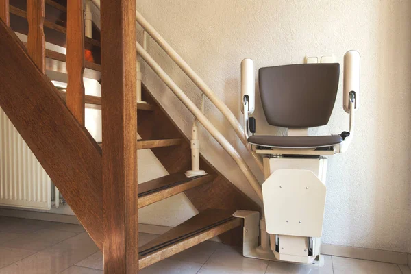 Elevador Automático Escaleras Escalera Para Personas Mayores Discapacitadas Una Casa —  Fotos de Stock
