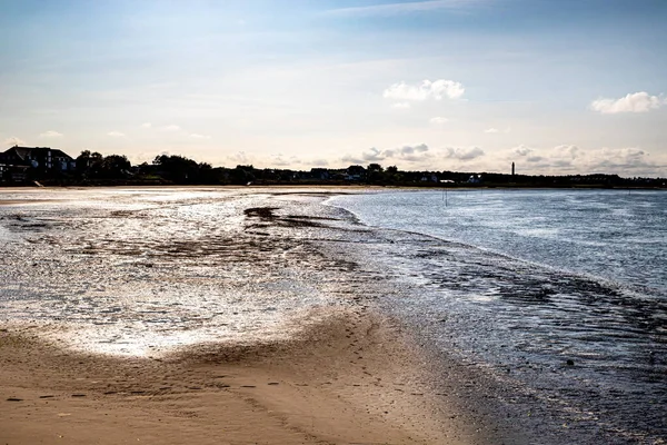 海岸に海の波と砂がある美しいビーチ — ストック写真