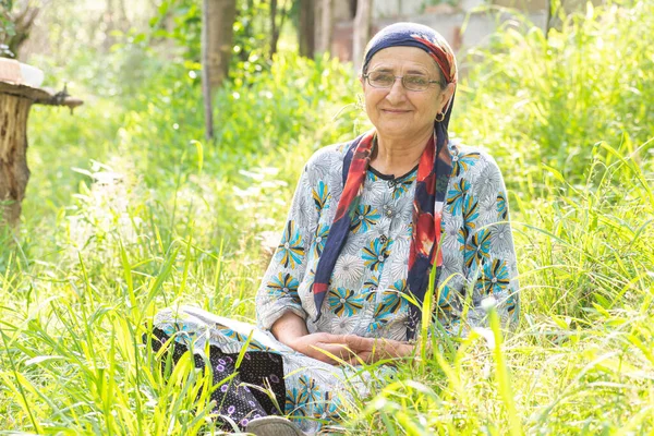 Feliz Anciano 68S Agricultor Mujer Primavera Campo Hierba Fresca — Foto de Stock
