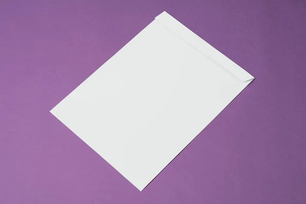 Sobre Papel Sobre Fondo Púrpura Plantilla Maqueta Editable Para Diseño — Foto de Stock