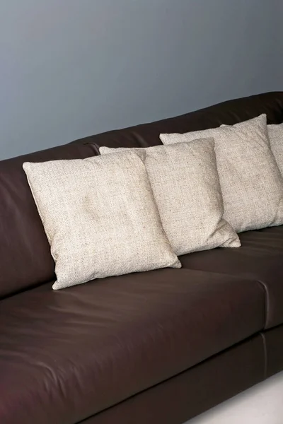 Bequemes Sofa Auf Weißem Hintergrund — Stockfoto