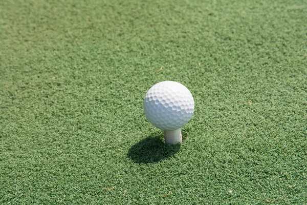 Bola Golfe Grama Verde — Fotografia de Stock