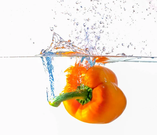 Laranja Fresca Gotas Água Amarela Sobre Fundo Branco — Fotografia de Stock