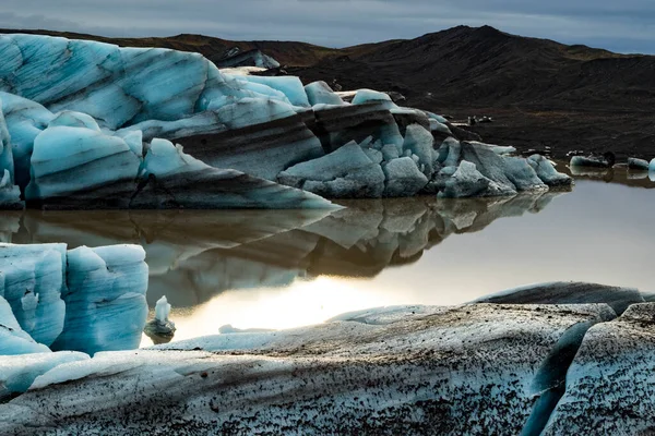 빙산은 바다에 그들의 방법에 로트의 크기에 피트에서 블루가 나타냅니다 먼지는 — 스톡 사진