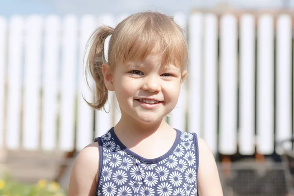 Vooraanzicht Schattige Kleine Blonde Haar Meisje Portret Buitenshuis — Stockfoto