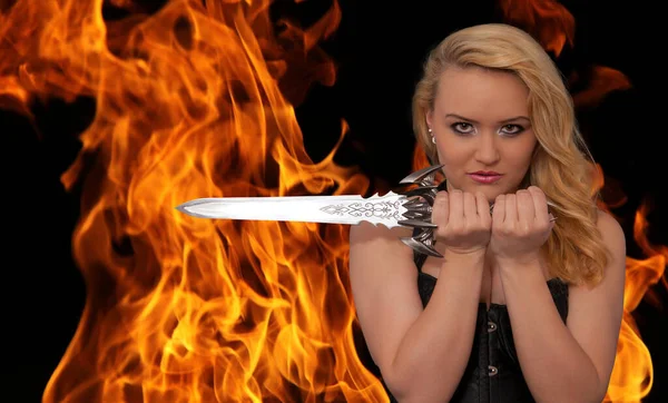 Yangında Bir Bıçakla Sarışın Genç Kadın — Stok fotoğraf