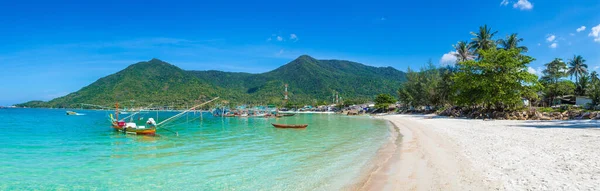 Vacker Tropisk Strand Med Hav Och Blå Himmel — Stockfoto