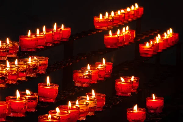 Pequenas Velas Igreja Chamas Castiçais Vidro Vermelho Fotografados Diagonalmente Lustre — Fotografia de Stock