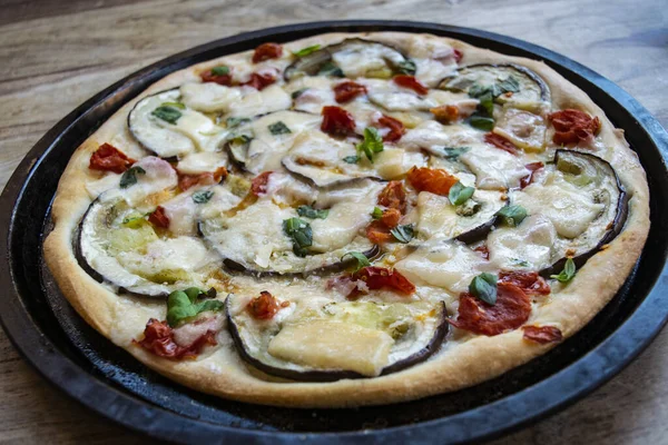 Pizza Parmigiana Met Pachino Tomaten Aubergines Parmezaanse Kaas — Stockfoto