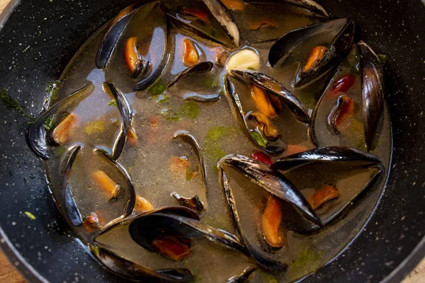 Miesmuscheln Mit Meeresfrüchten Und Zitrone — Stockfoto