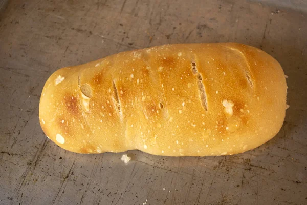 Frisch Gebackenes Brot Auf Einem Holzgrund — Stockfoto