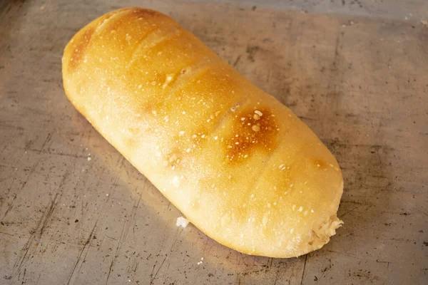 Frisch Gebackenes Brot Auf Einem Holzgrund — Stockfoto