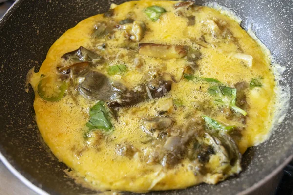 Cuisine Maison Préparation Omelette Dans Une Casserole Avec Oignons Basilic — Photo