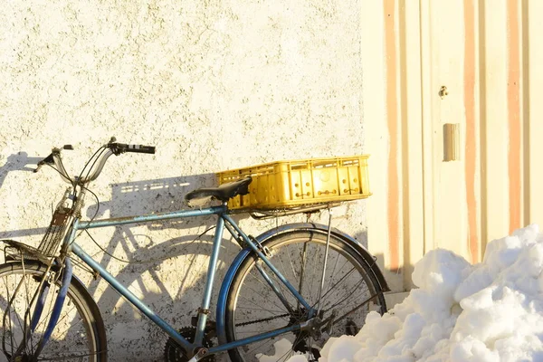 戸口の横にセメントの壁の前に駐車空の黄色のポットとアンティークの自転車 — ストック写真