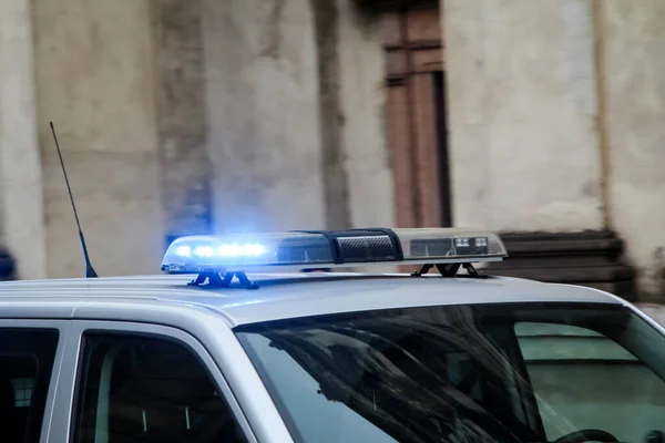 신호등이 반짝이는 경찰차가 빠르게 지나간다 — 스톡 사진