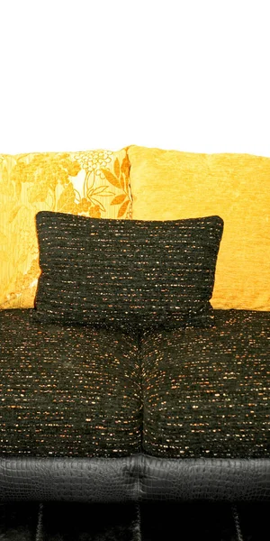 白い背景に黄色と黒の革のソファ — ストック写真