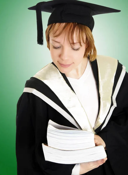 Mezuniyet Şapkası Diploması Olan Genç Bir Kadın — Stok fotoğraf