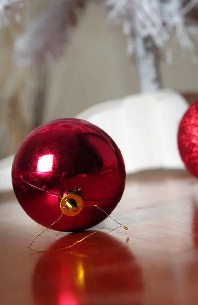 Jul Dekoration Med Röda Och Vita Bollar — Stockfoto