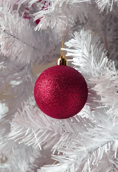 Decoración Navidad Con Adornos Rojos Sobre Fondo Blanco —  Fotos de Stock