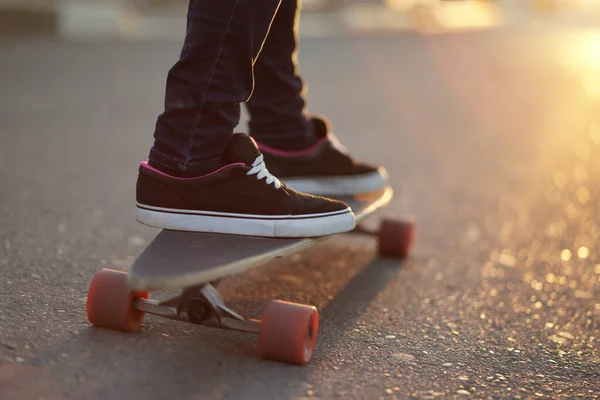 Skateboarder Skateboarden Auf Skateboard Skatepark — Stockfoto
