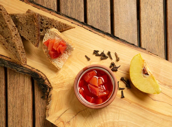 Tomatensauce Mit Marmelade Und Brotscheiben Auf Holztisch — Stockfoto