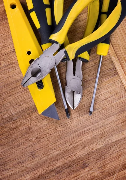 Tang Gereedschap Een Houten Ondergrond — Stockfoto