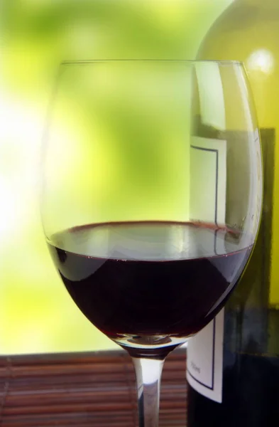 Copo Vinho Tinto Uma Mesa Madeira — Fotografia de Stock