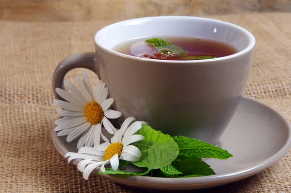 Tasse Thé Avec Des Feuilles Menthe Fraîche Sur Fond Bois — Photo