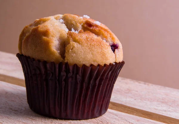 Hausgemachter Schokoladenmuffin Auf Einem Hölzernen Hintergrund — Stockfoto