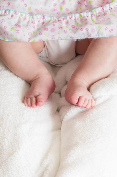 Bebé Recién Nacido Pies Una Manta Blanca — Foto de Stock