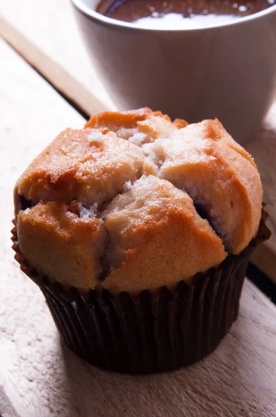 Hausgemachte Muffins Mit Schokolade Und Puderzucker Auf Einem Hölzernen Hintergrund — Stockfoto