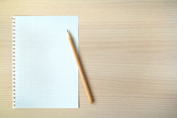 鉛筆とペンは 木製のテーブル Copyspace の明確なメモ帳を開く — ストック写真