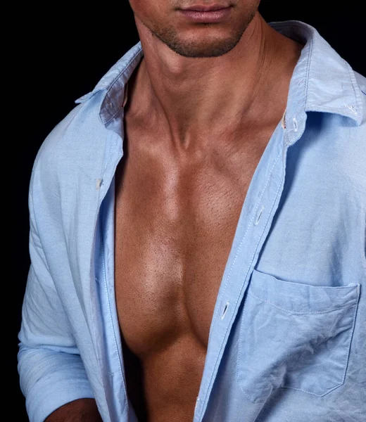 Uomo Muscoloso Con Una Camicia Nera Uno Sfondo Scuro — Foto Stock