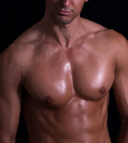 完璧な体と裸の胴を持つ筋肉質の男 — ストック写真