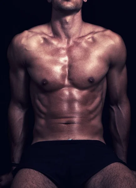 Schöner Muskulöser Mann Mit Nacktem Oberkörper Auf Schwarzem Hintergrund — Stockfoto