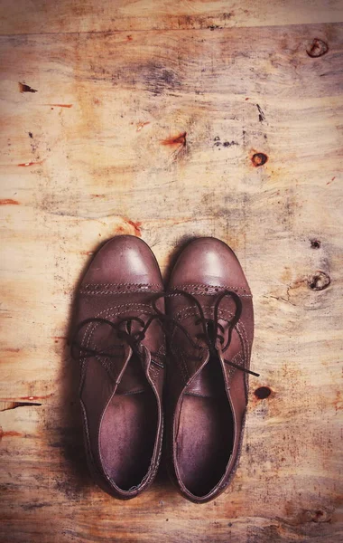 Vieilles Chaussures Cuir Marron Sur Fond Bois — Photo