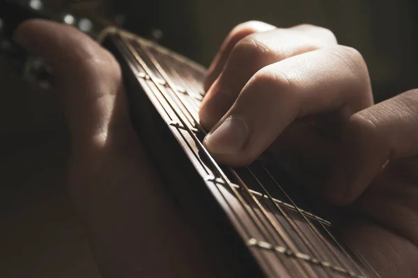 Mãos Homem Dedos Nas Cordas Guitarra Acústica Fechar Macro Tiro — Fotografia de Stock