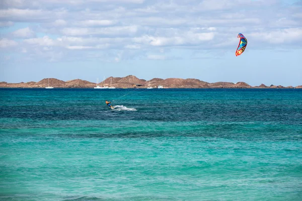Kitesurfista Desconhecido Surfando Uma Água Azul Plana Oceano Atlântico Corralejo — Fotografia de Stock